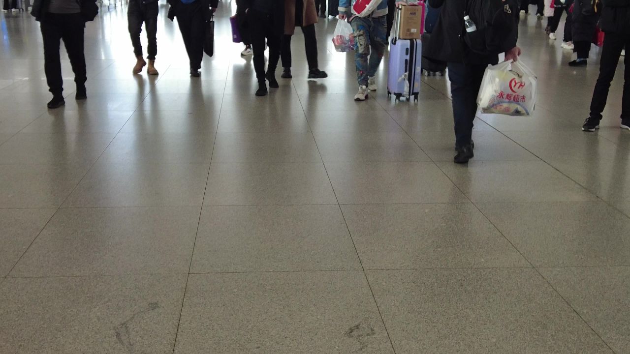 旅客行人 匆忙脚步 实拍 