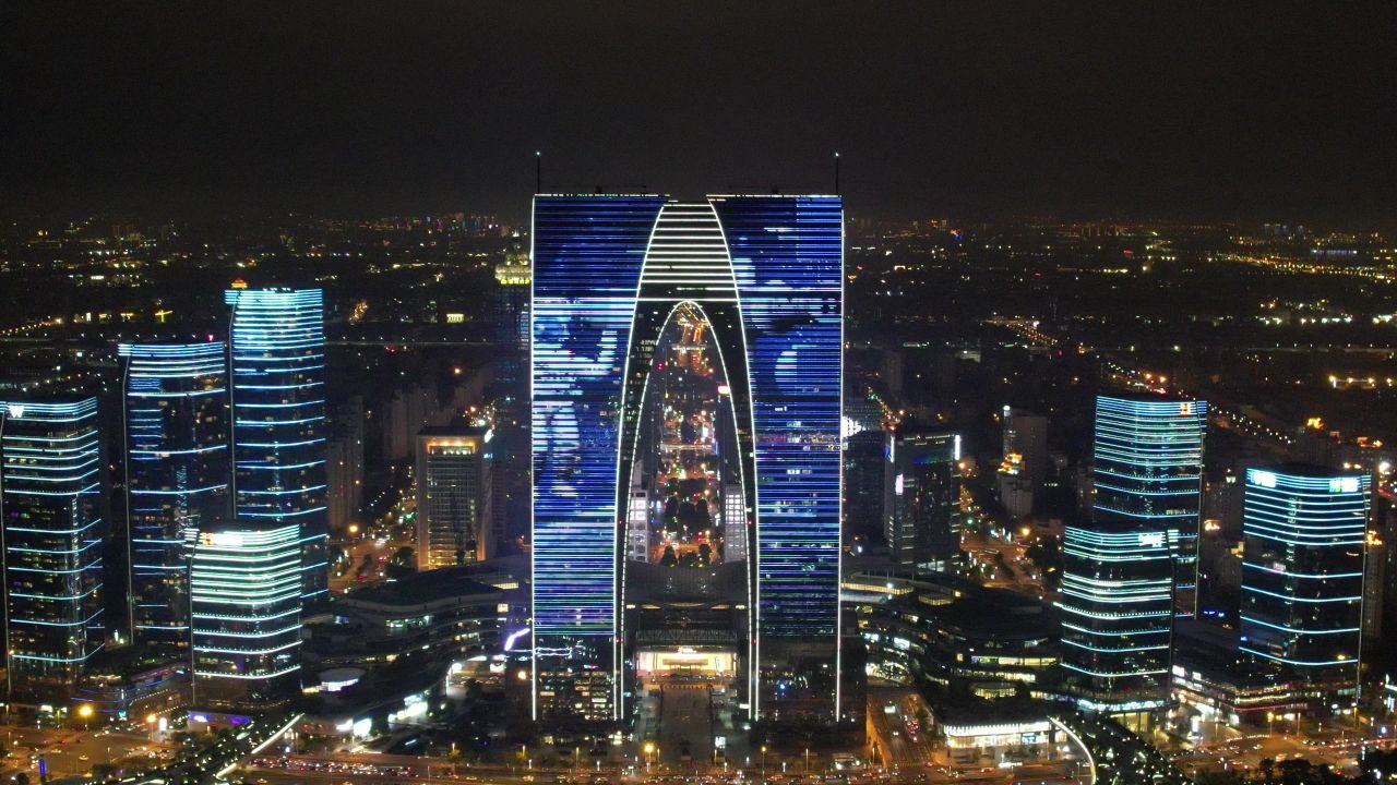 江苏苏州工业园区国金中心苏州之门夜景灯光航拍  