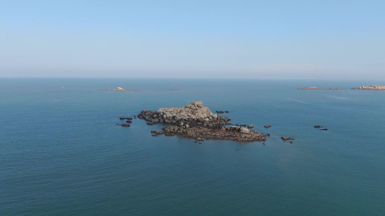 蓝色海洋礁石岛屿航拍