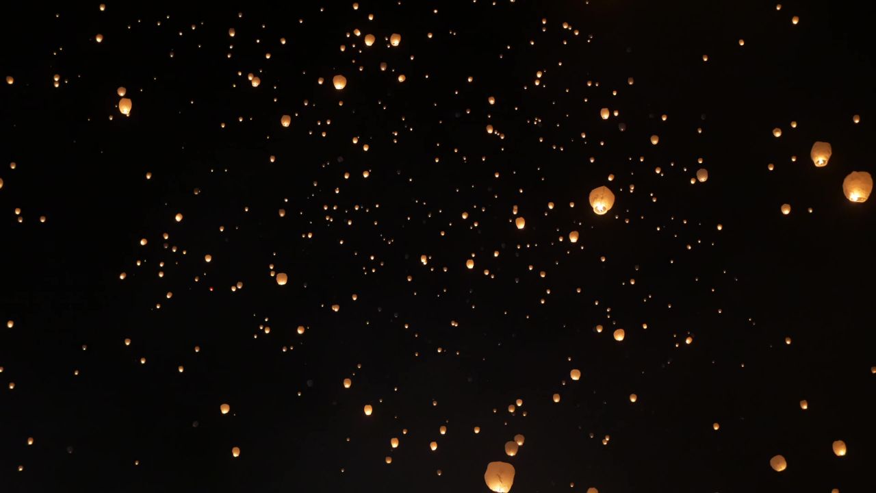 4k漂浮的灯笼延时摄影光夜景