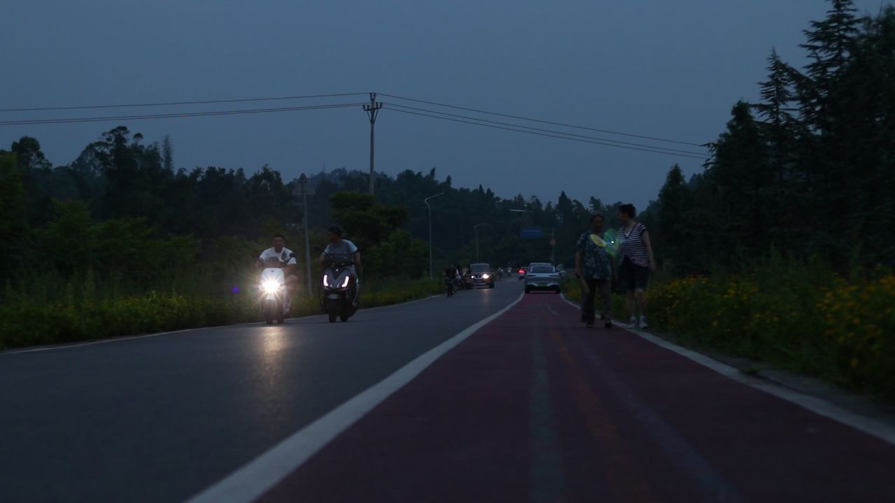 夏夜晚风乡村小道散步