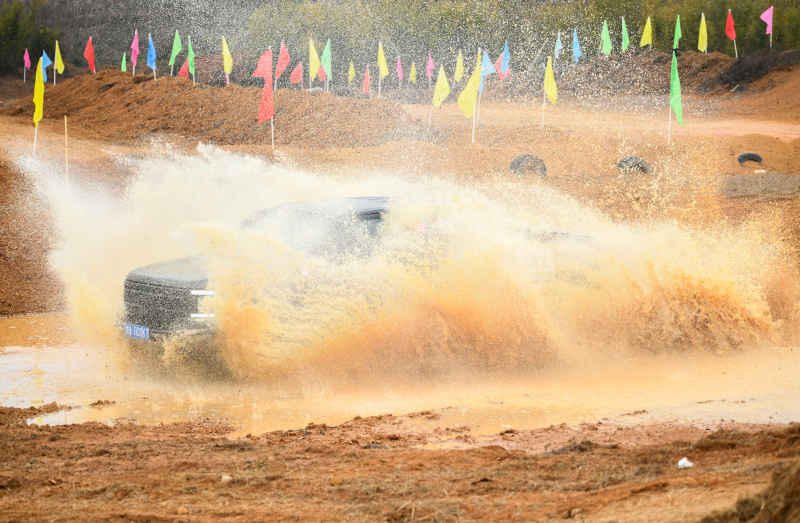 越野车泥地飞驰