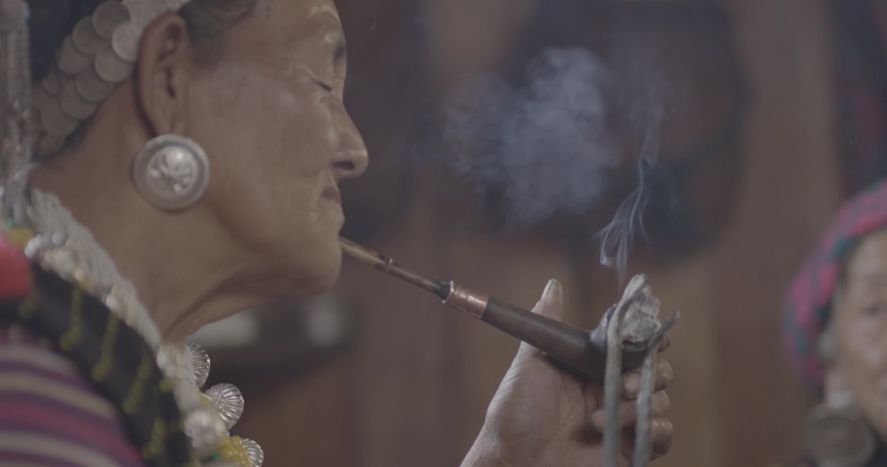 藏族老太太抽烟