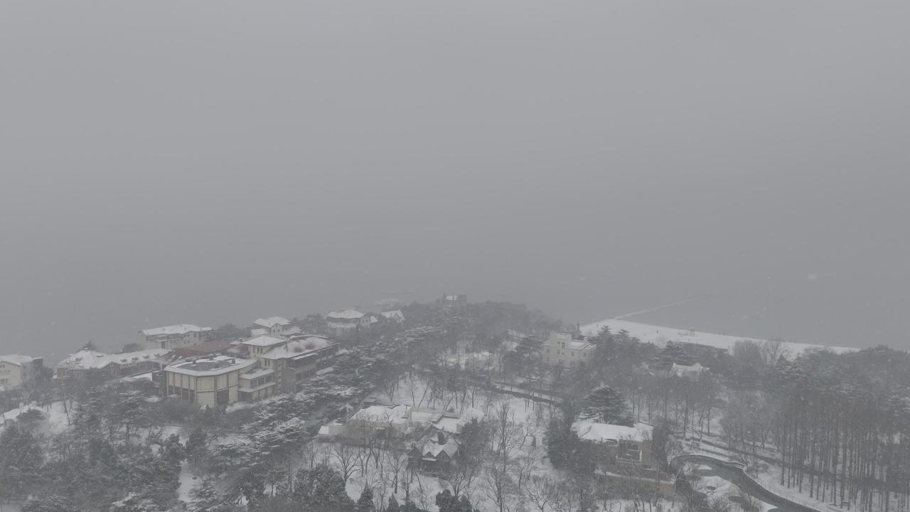 青岛八大关化花石楼海边雪景航拍