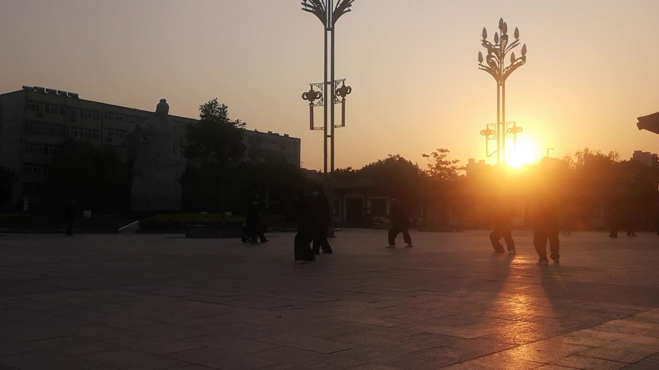 黄昏下的广场