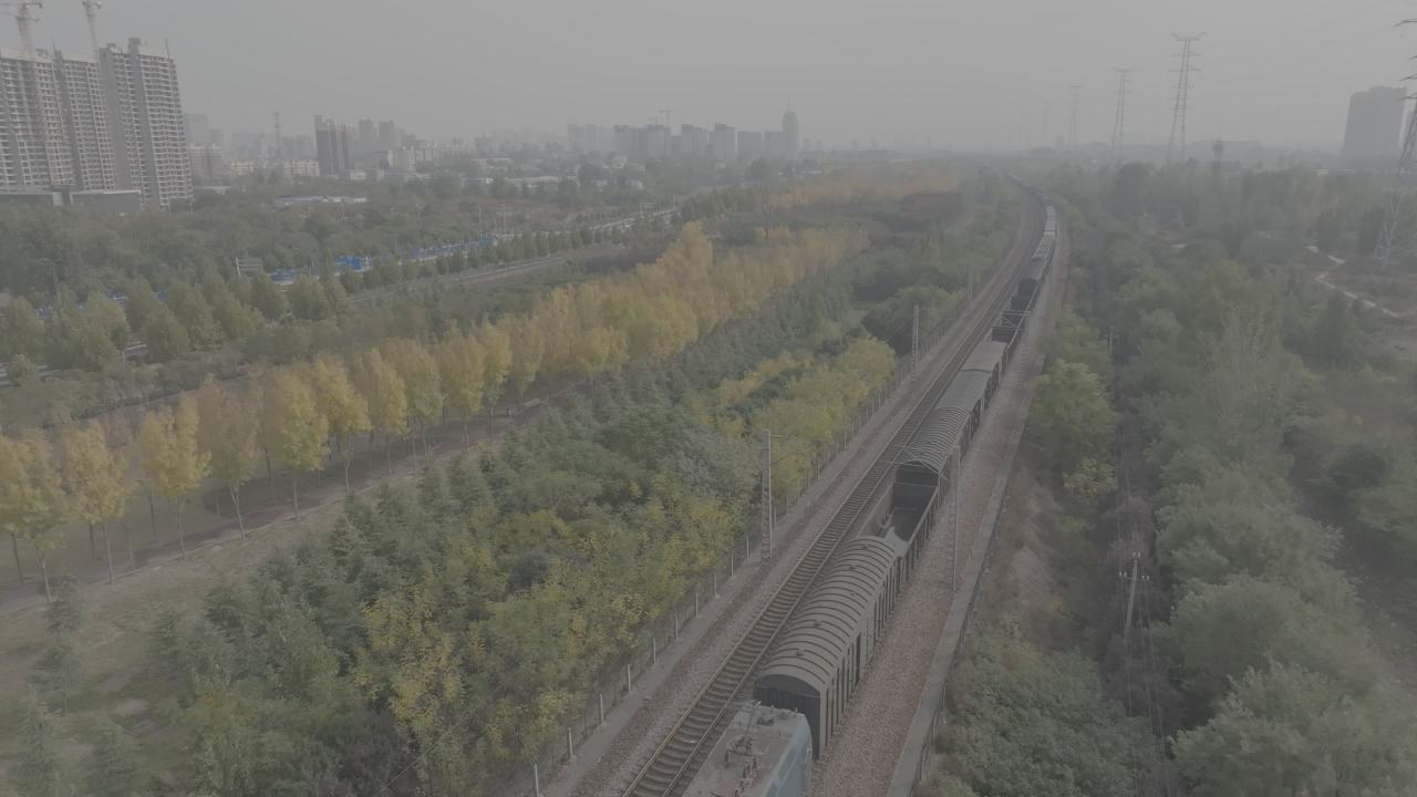火车穿越森林