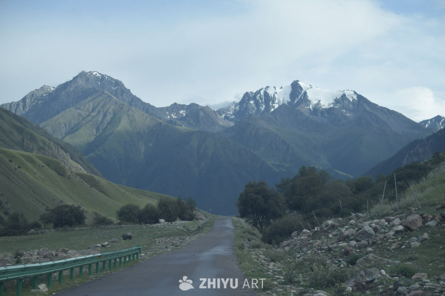 雪山下的宁静公路