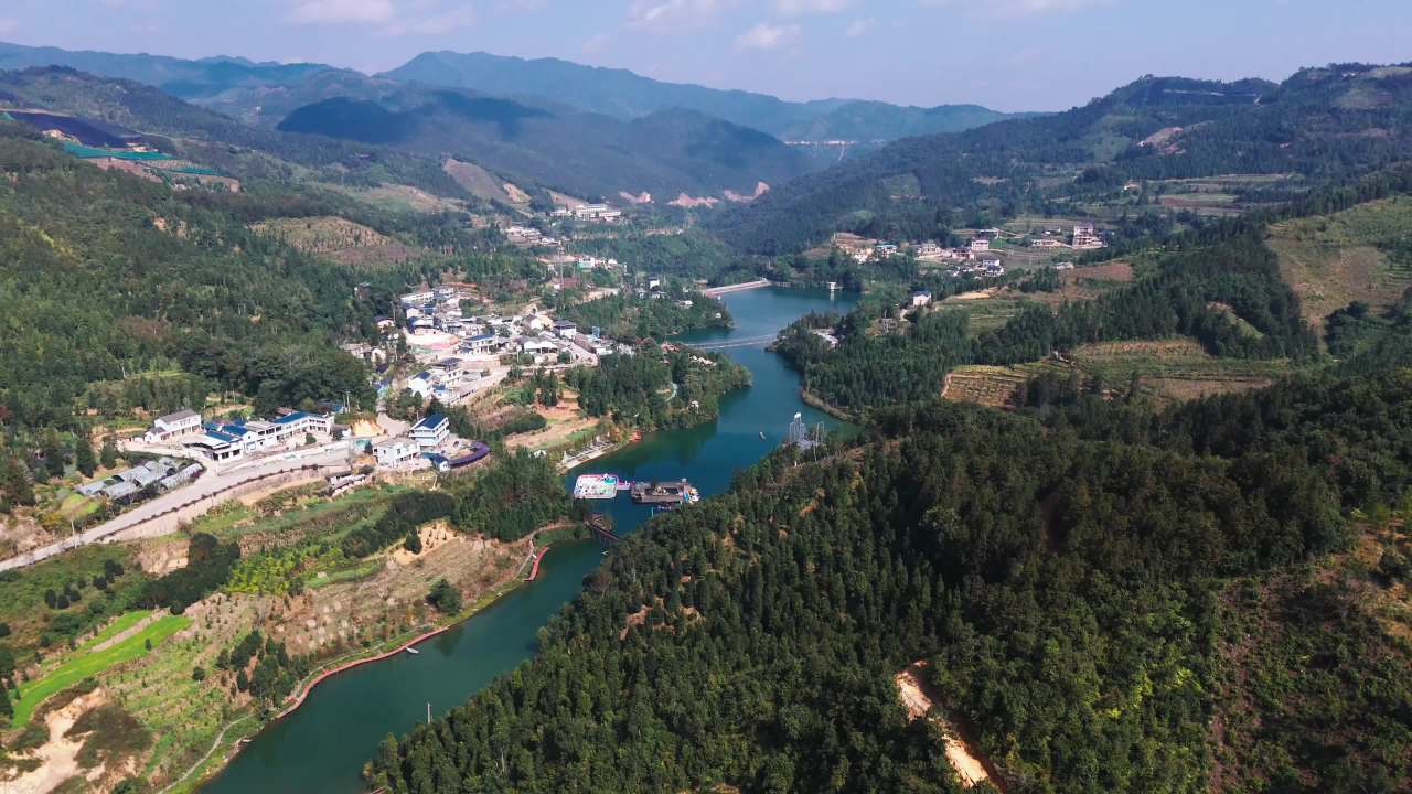 山间湖畔的宁静时光