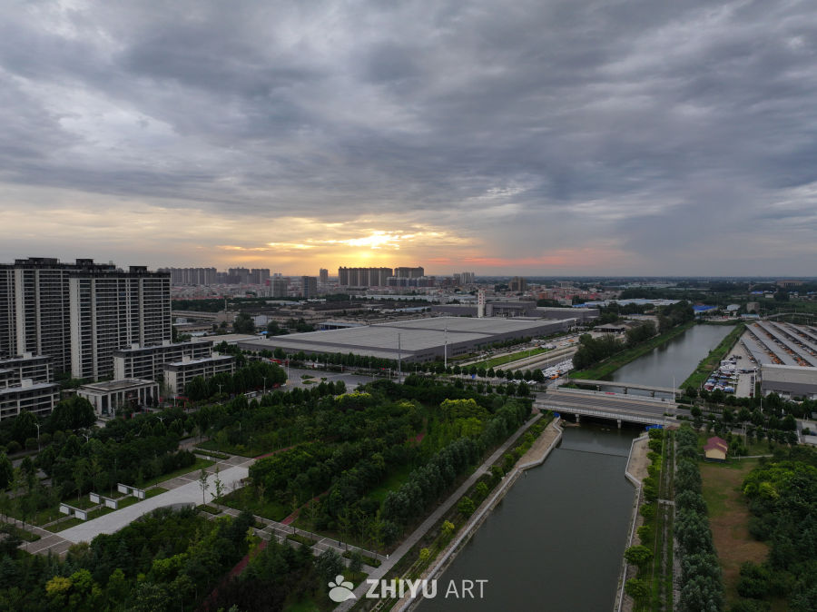 夕阳下的城市河畔
