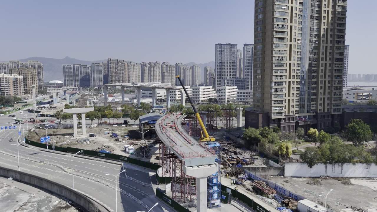 城市建设中的高楼与道路