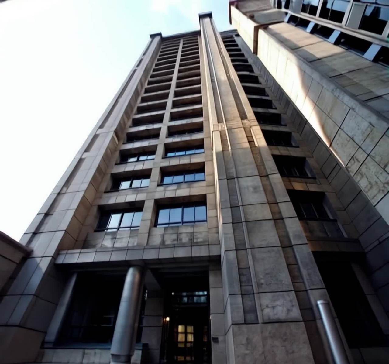 现代建筑从首层向上延伸，建筑外观呈现庄严感，由石材