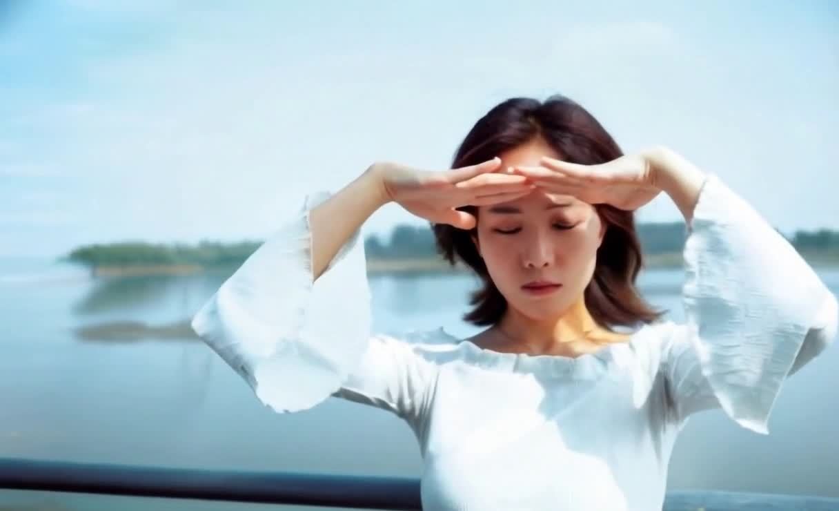 白衣女子遮阳远眺湖面风光