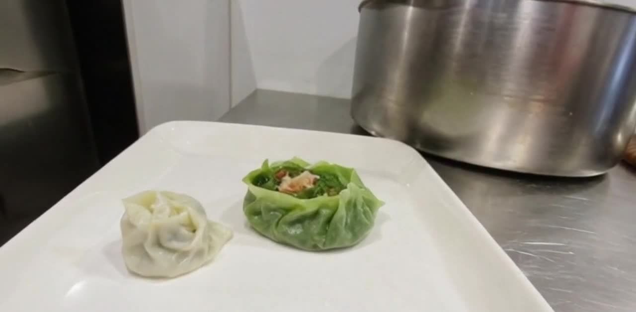 白色盘中花朵及绿色馅料点心