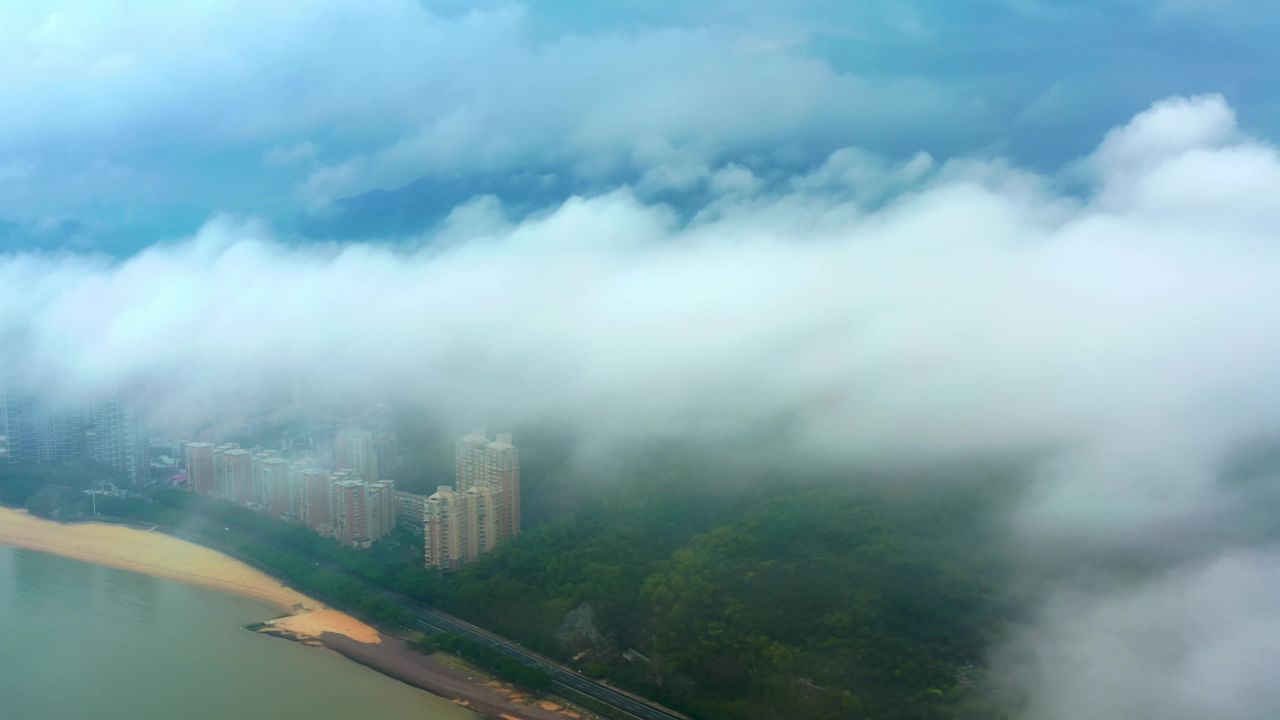 珠海城市云雾缭绕景象二