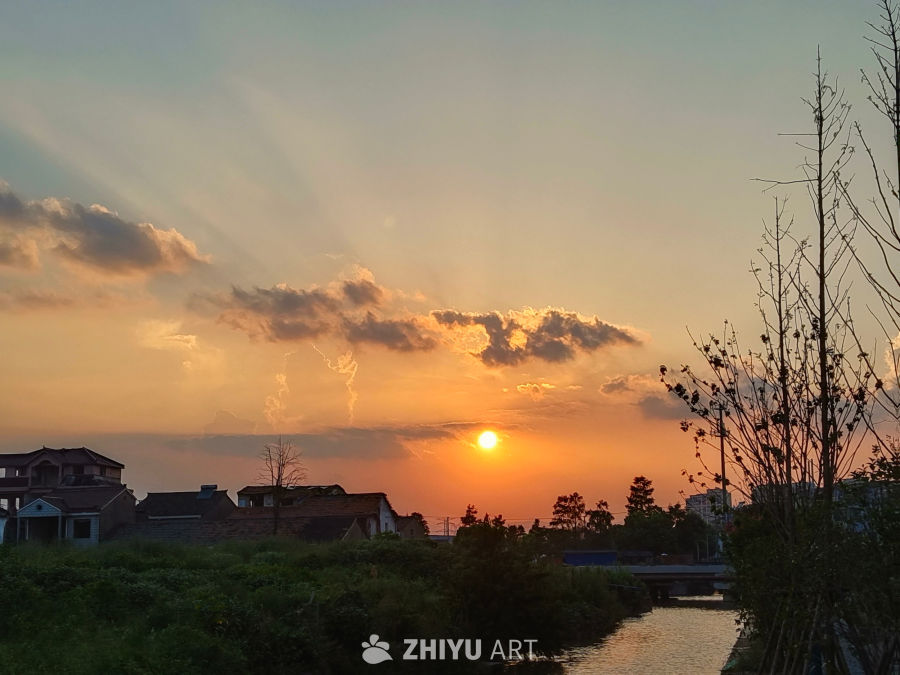 夕阳下的宁静小镇