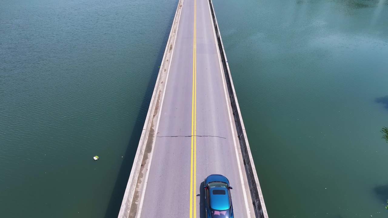 4k航拍水上公路