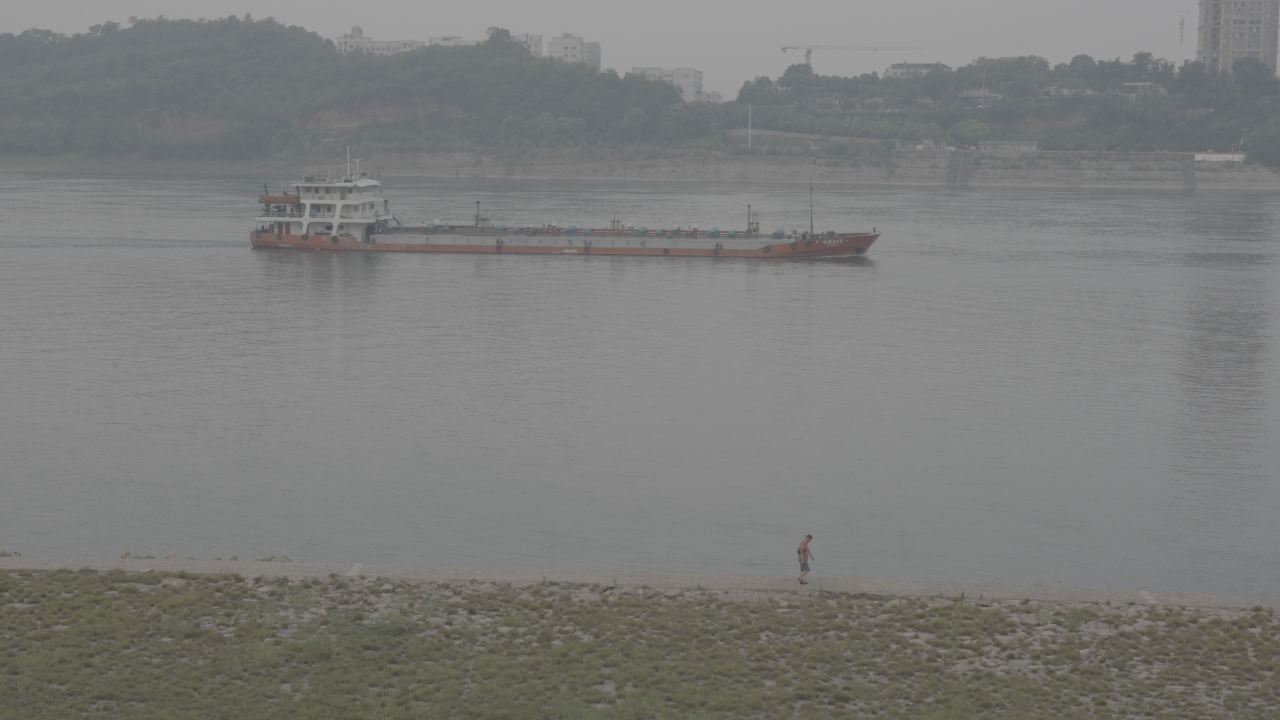 雾中河岸的繁忙景象