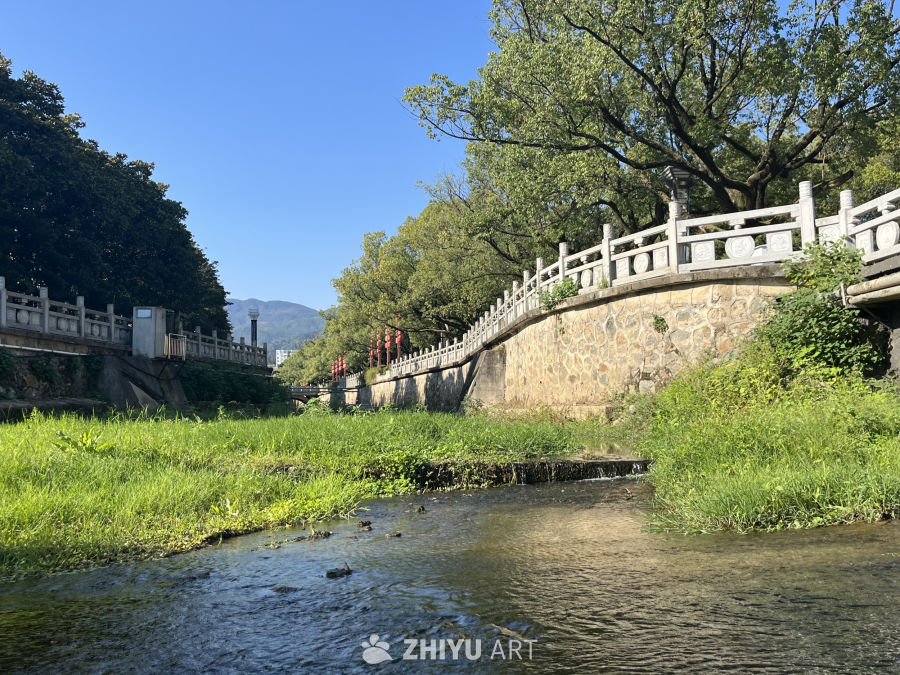 河畔静谧的午后时光