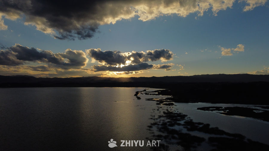 湖畔夕阳