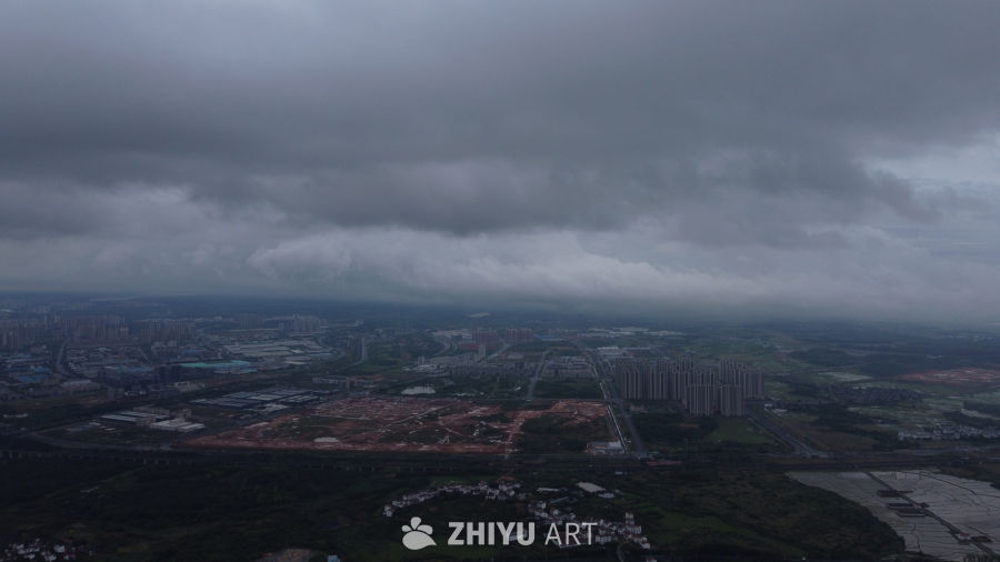 城市笼罩在阴云下