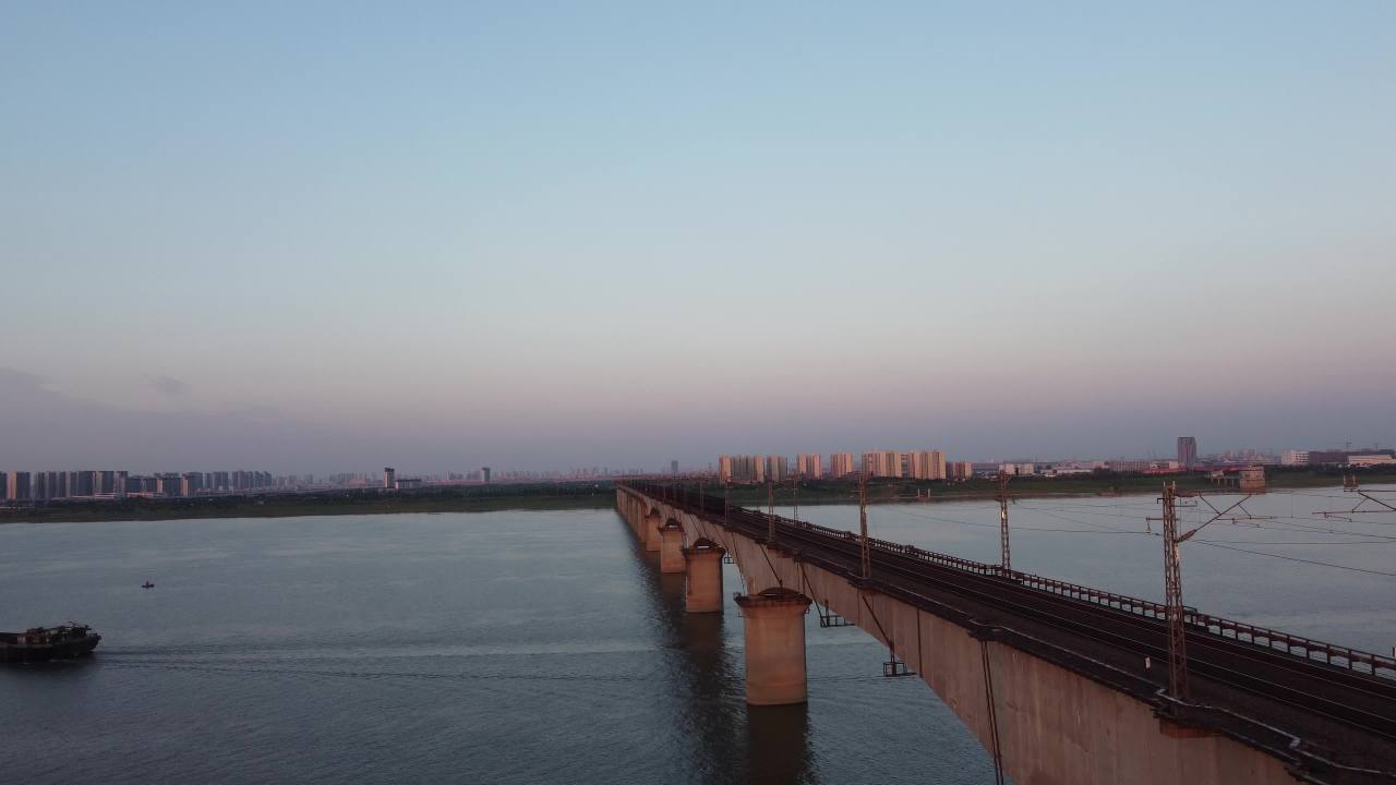 夕阳下的铁路桥与城市