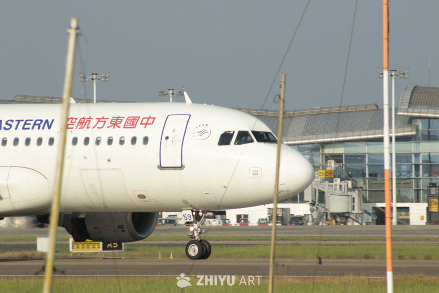 东方航空飞机准备起飞
