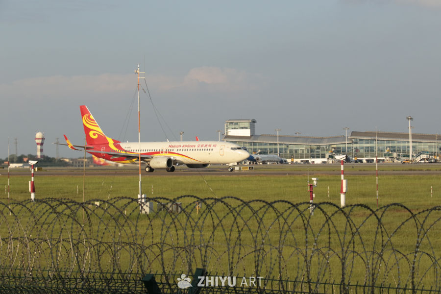 海南航空飞机在机场跑道上