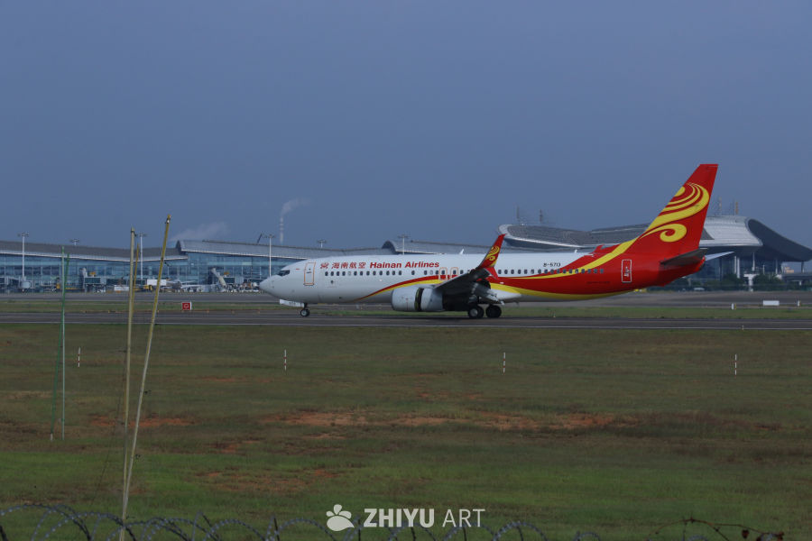 海南航空飞机在机场跑道上