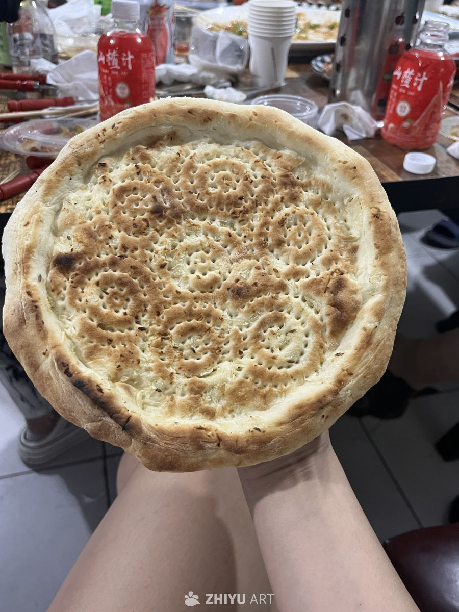 手捧热腾腾的饼
