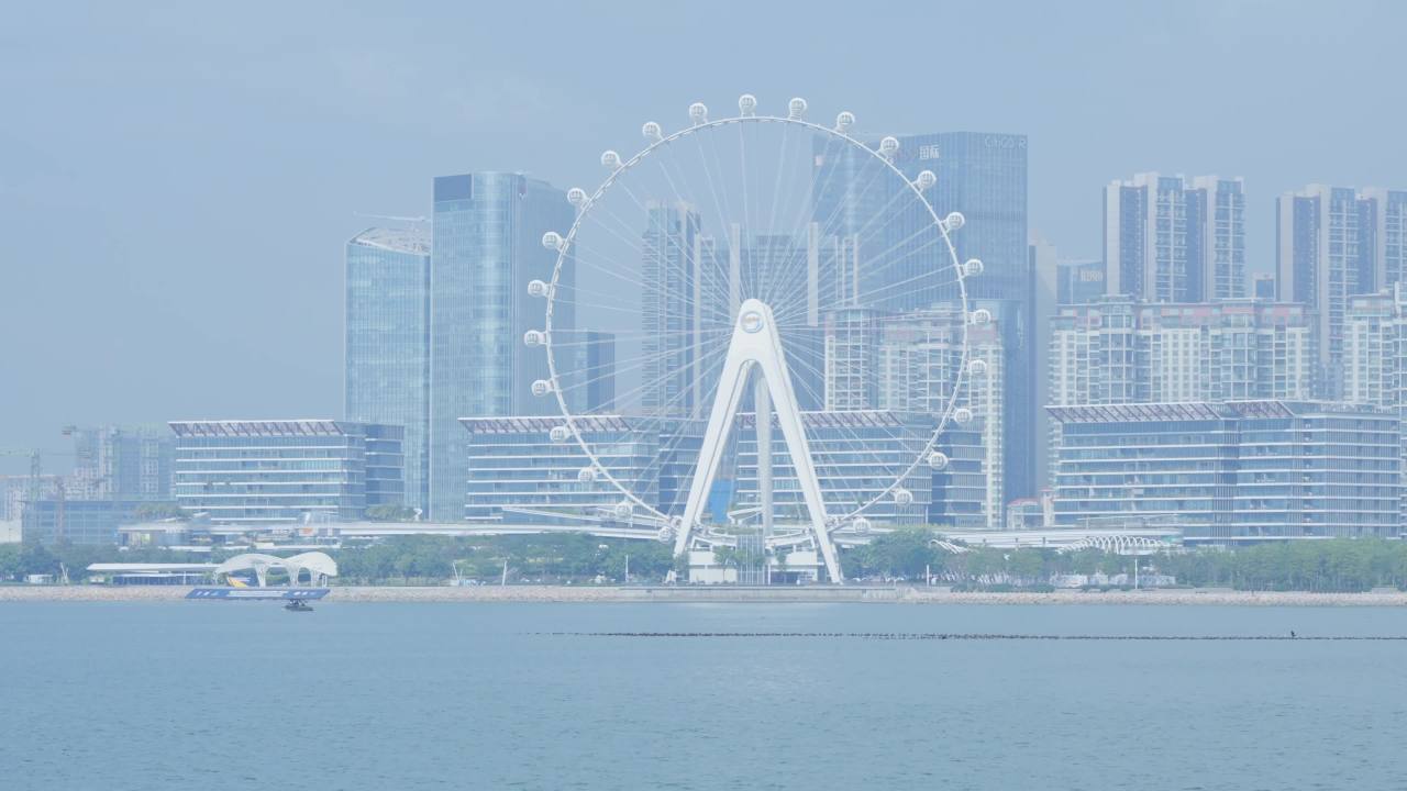 海边的摩天轮