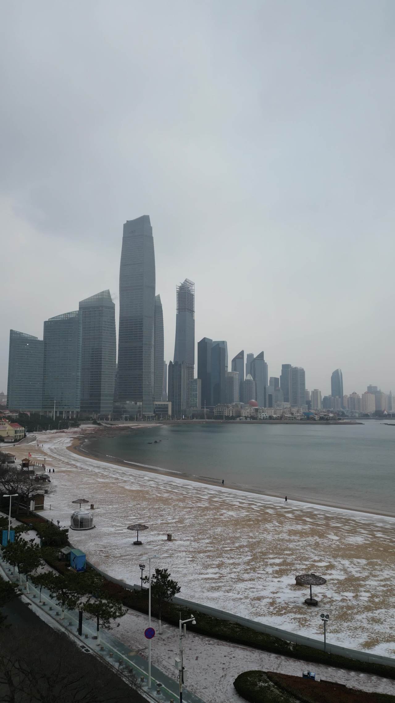 青岛第三海水浴场城市海边雪景航拍 5
