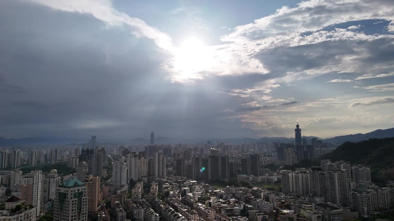 阳光下的城市全景