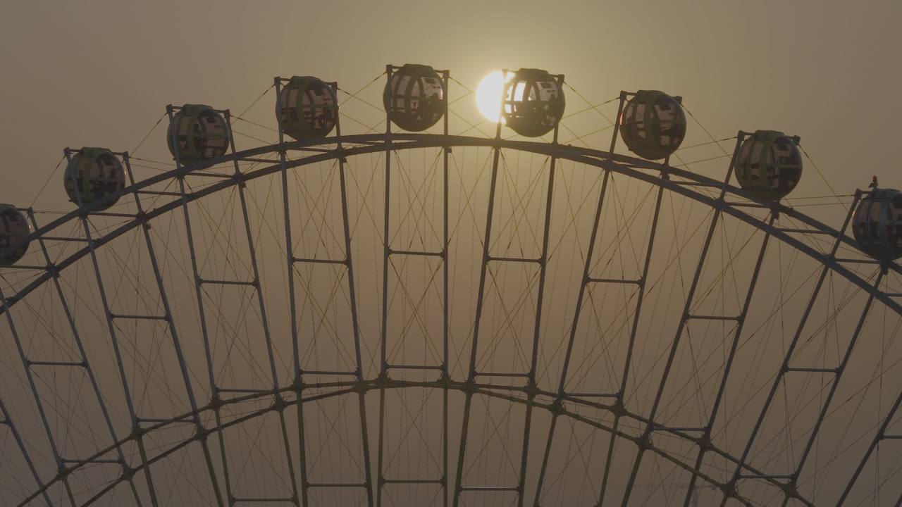 夕阳下的摩天轮