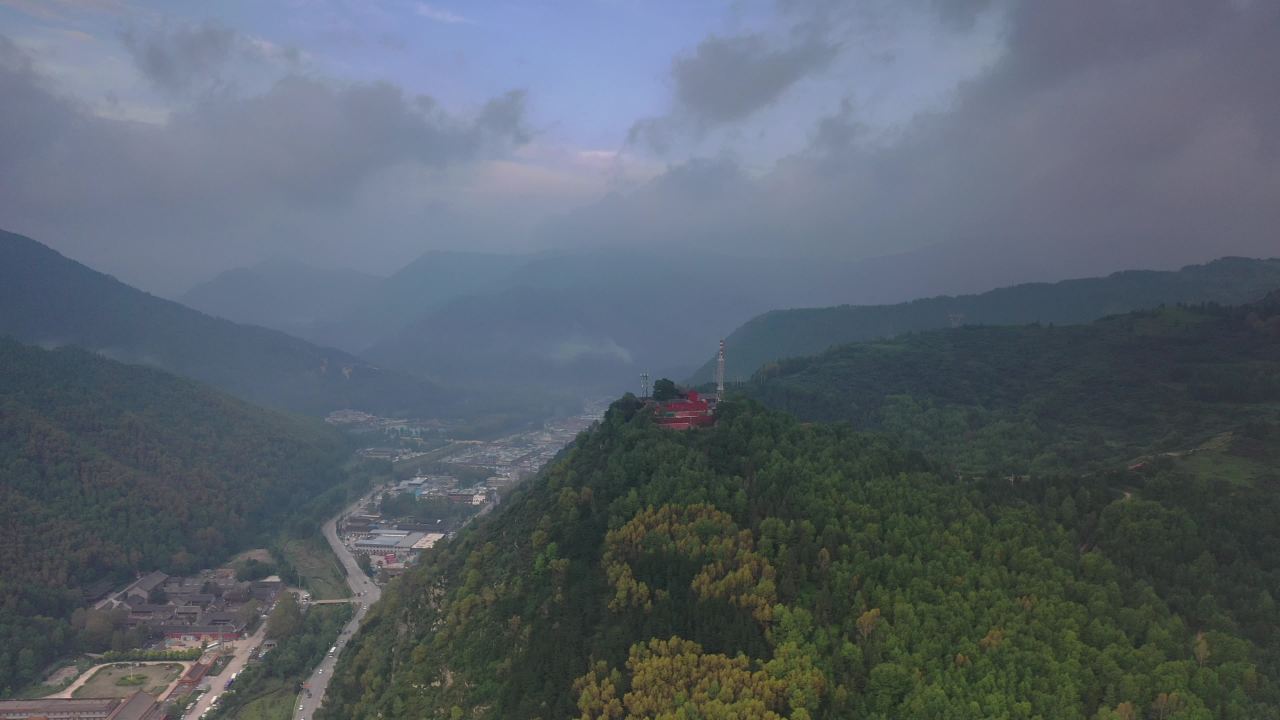 山巅红屋与绿林