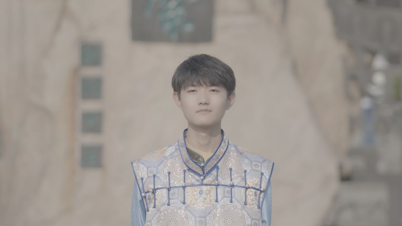 身穿传统服饰的年轻男子
