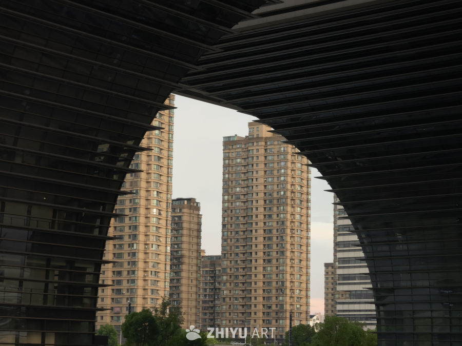 透过常州文化广场看城市小区