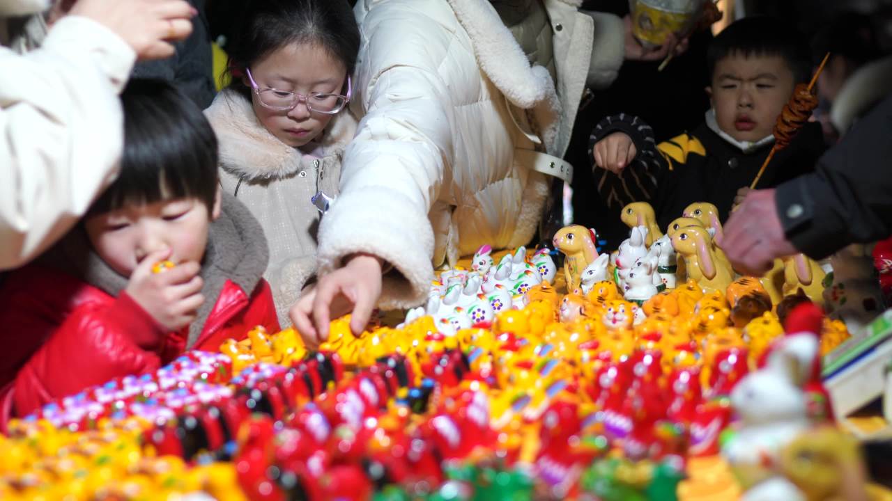 市场上的玩具狂欢