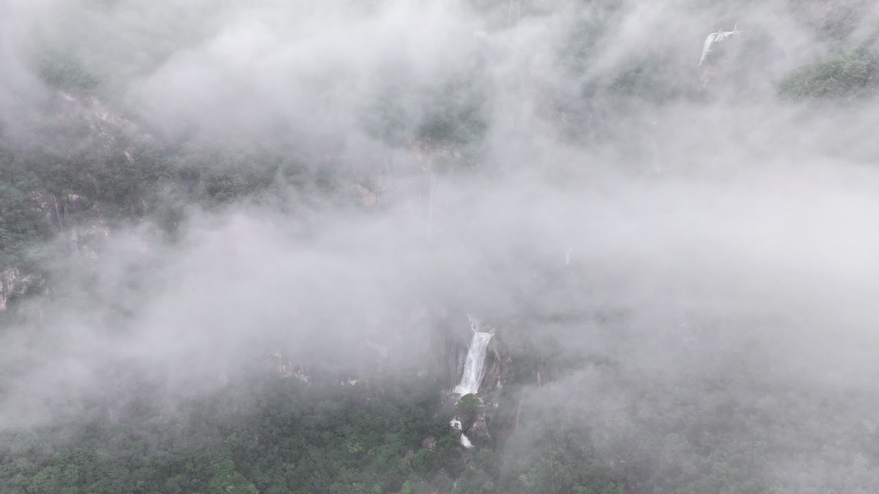 云雾缭绕的瀑布