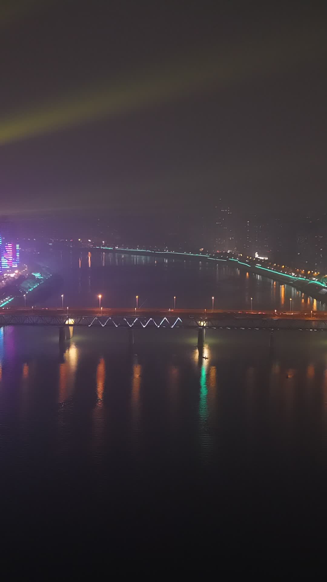 夜色中的桥梁与城市
