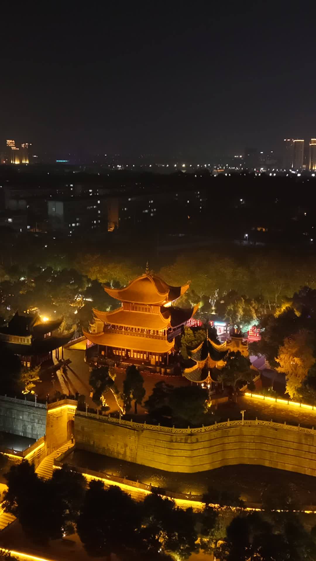 夜幕下的古建筑