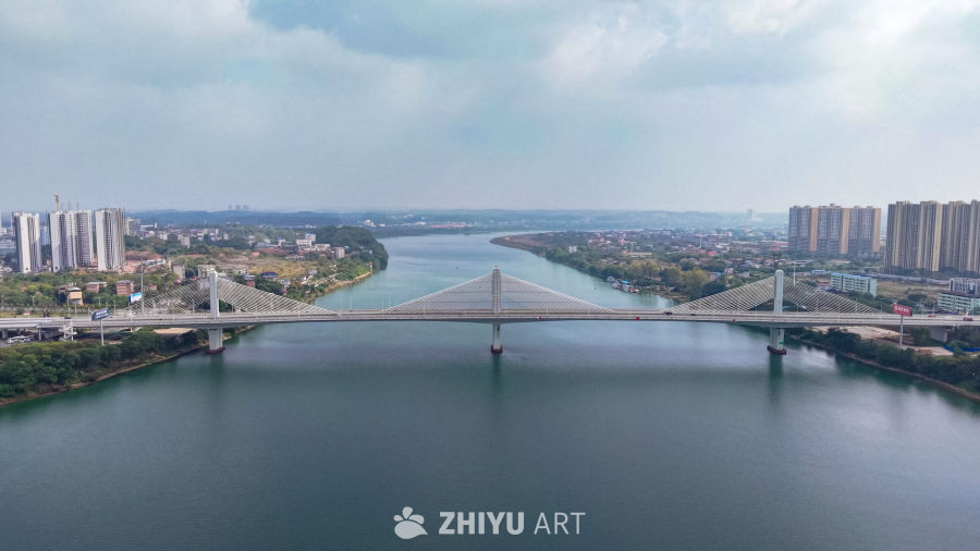跨河大桥与城市景观