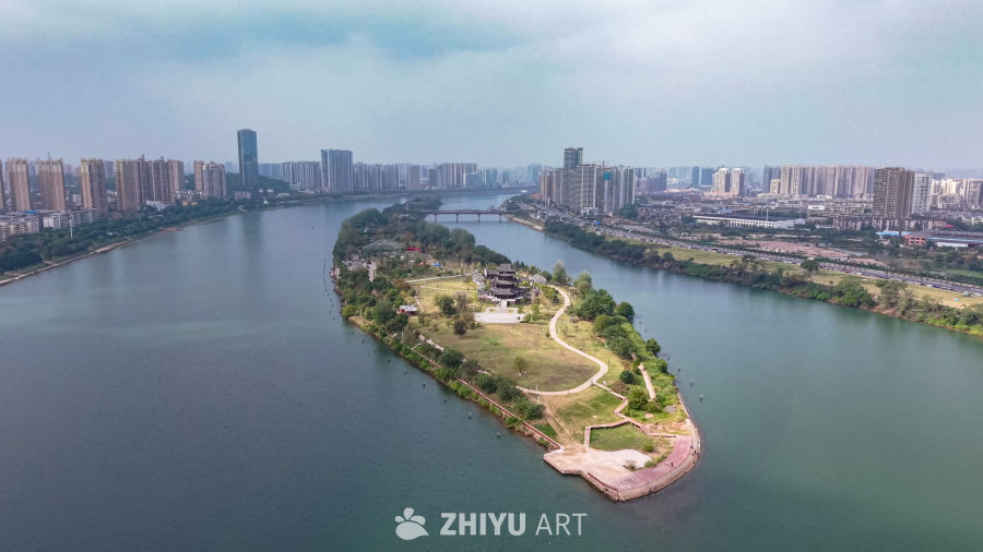 城市绿洲：河流环绕的公园
