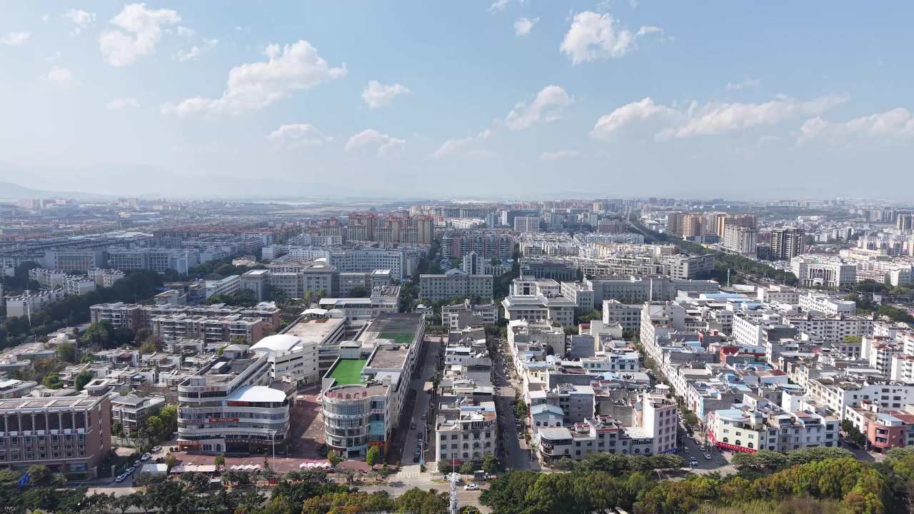 阳光下的城市风光