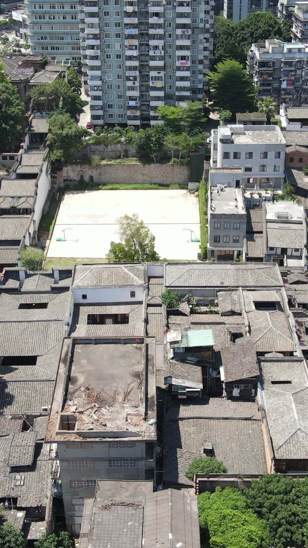 城市旧与新交织的景象