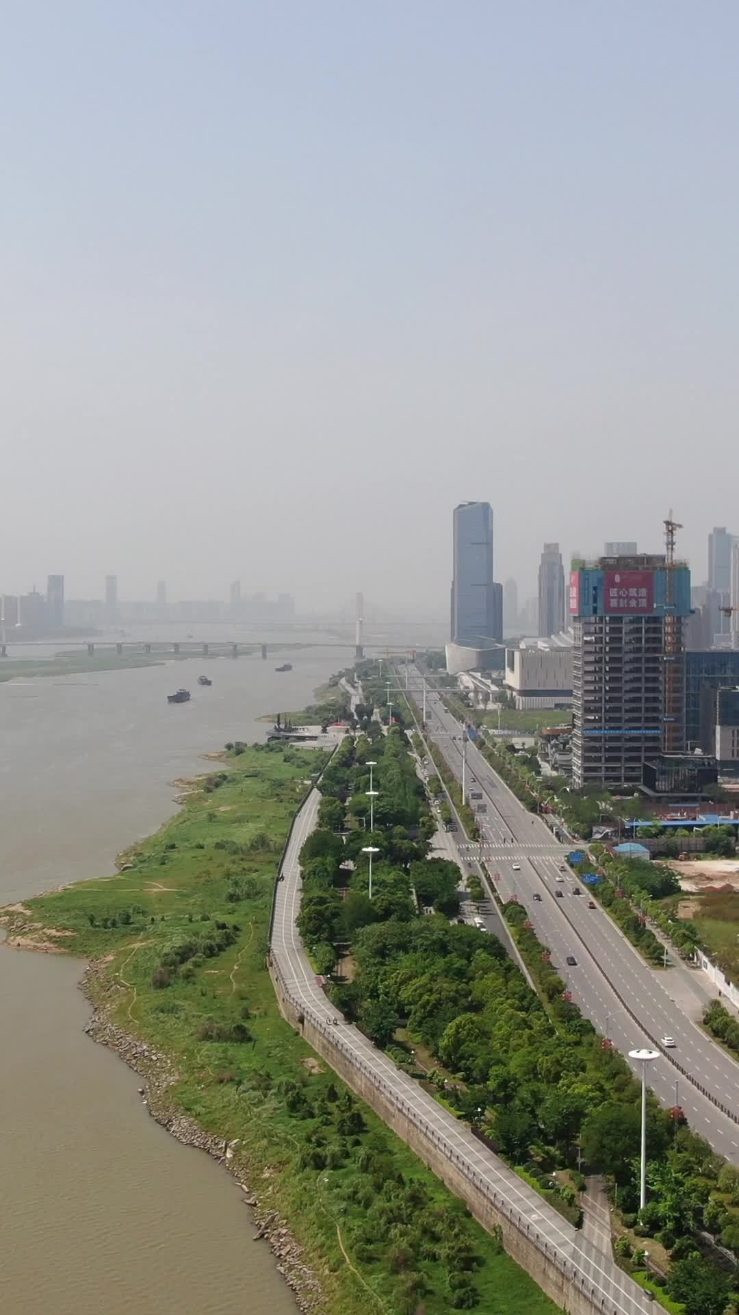 城市沿河风光