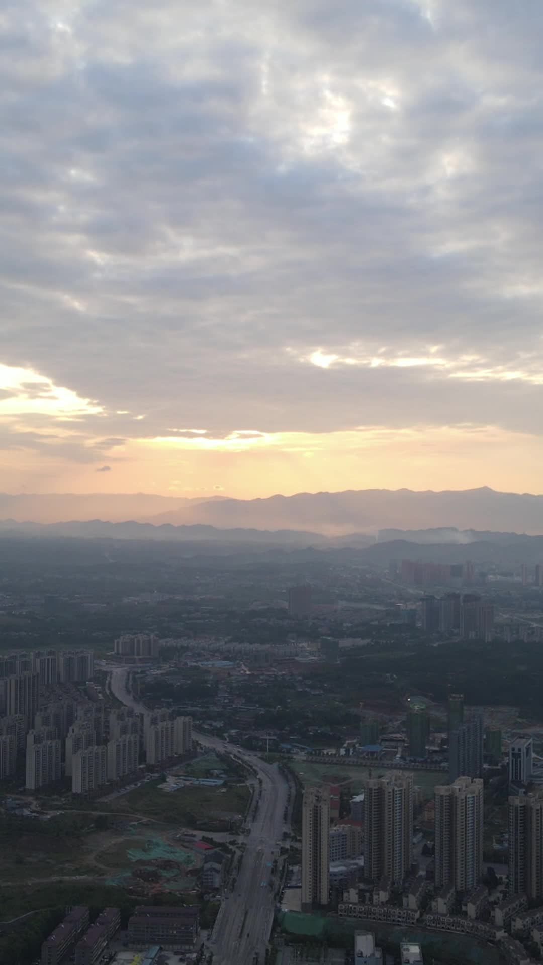城市日落与山脉的宁静