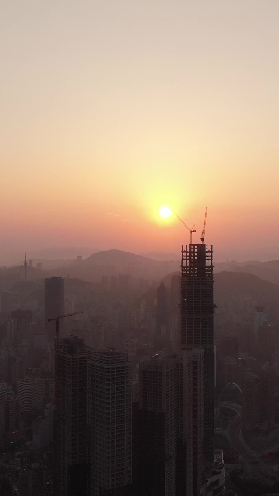 晨曦中的都市
