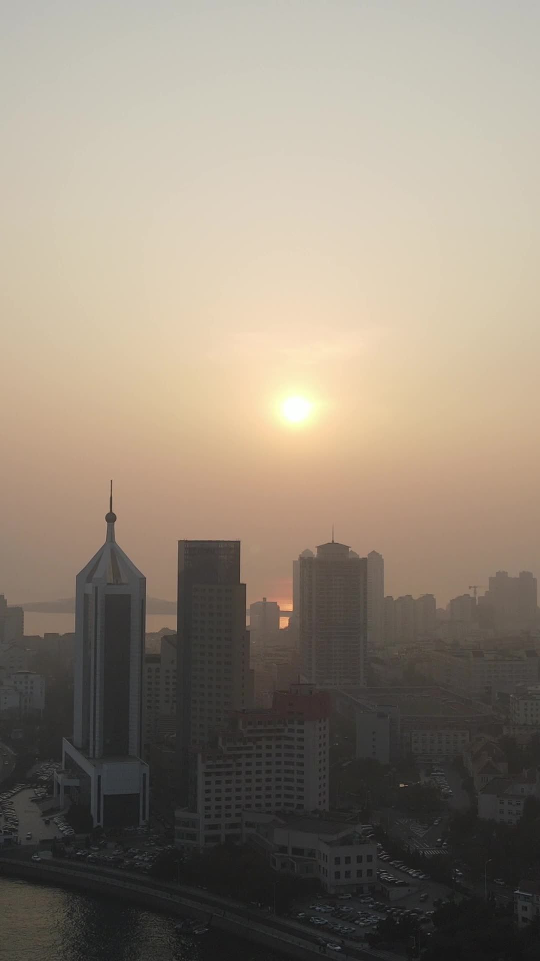 晨曦中的都市剪影