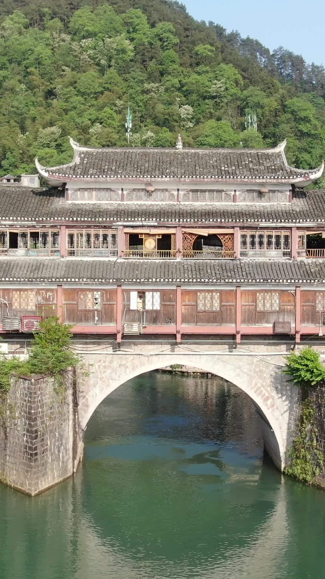 古桥静谧山水间