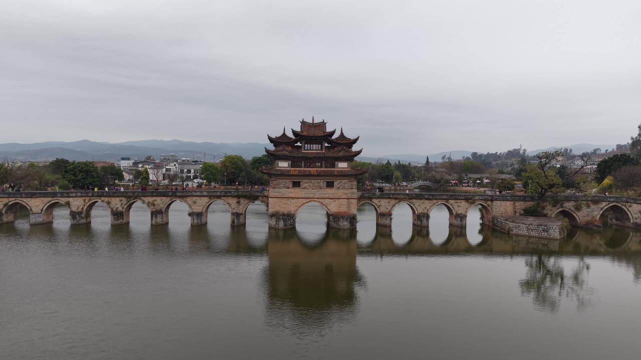 古桥静谧水岸景